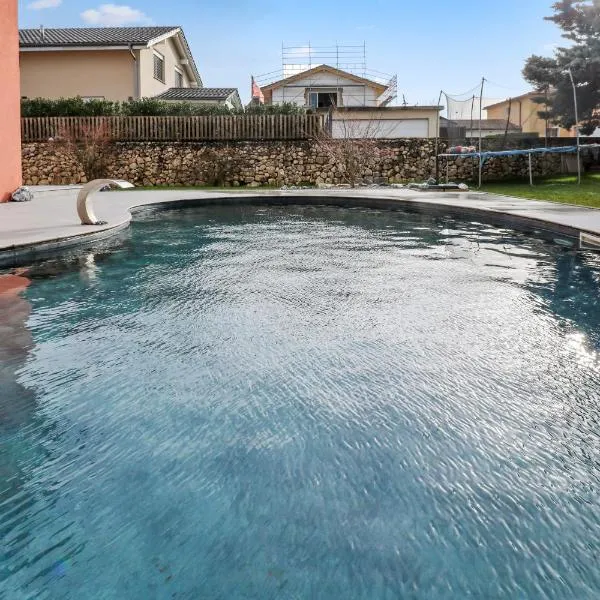 Joli duplex avec piscine partagée，位于Cournillens的酒店