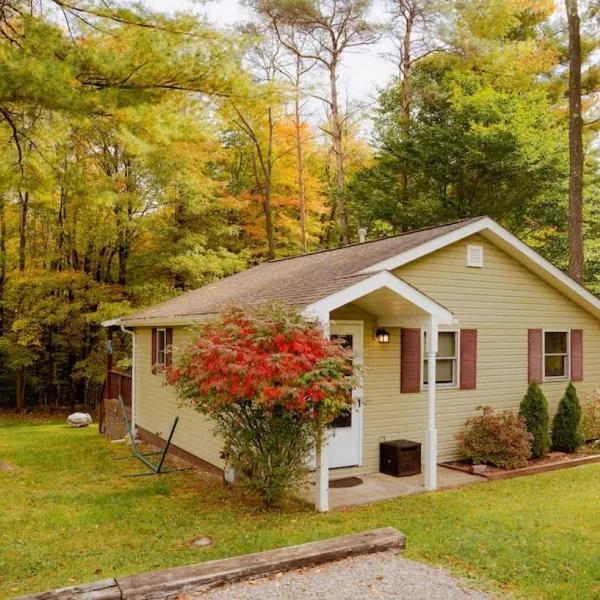 Cozy Cottage near Cook Forest Park, ANF，位于Marienville的酒店