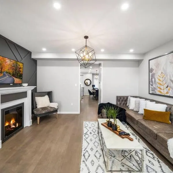 Modern 4 Level home-Game room/Parking/Near Airport，位于米西索加的酒店