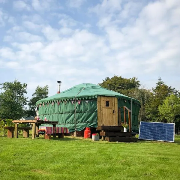 'Villager' the Yurt at Pentref Luxury Camping，位于Tregaron的酒店