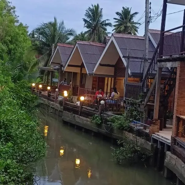 บ้านสุขใจ อัมพวา，位于Ban Khlong Lek的酒店