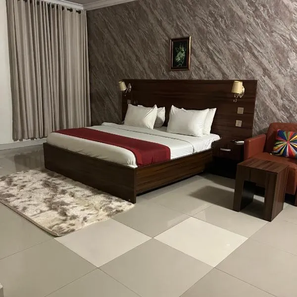 Posh Hotel and Suites Victoria Island，位于Igboefon的酒店
