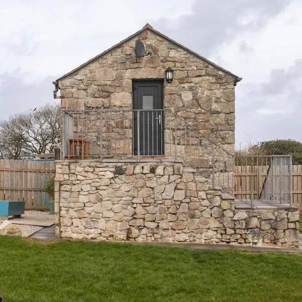 Cornwall - Unique two storey barn，位于圣奥斯特尔的酒店