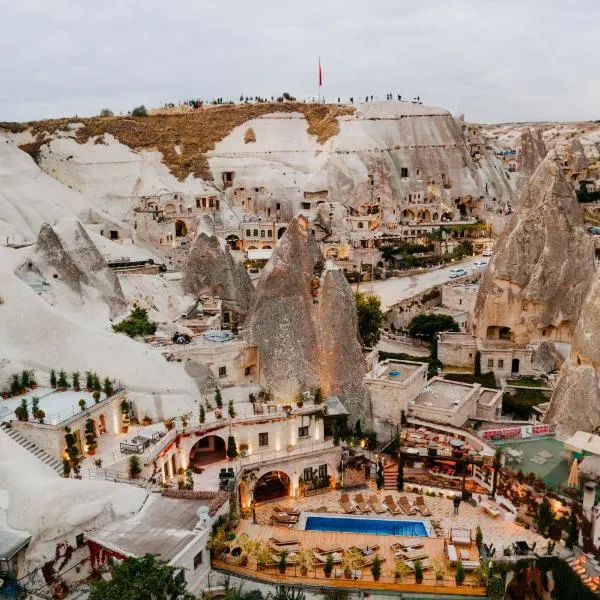 本地岩洞酒店，位于Akköy的酒店