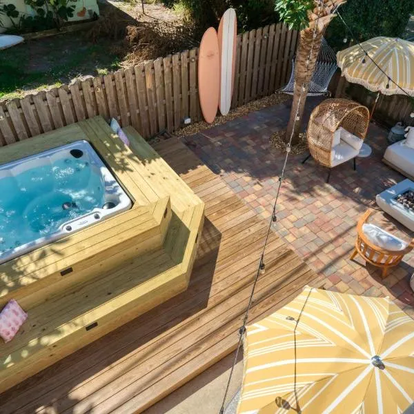 Luxury Beach House 3 Blocks from the Beach with Hot Tub a Fire Pit Outdoor Oasis，位于卡纳维拉尔角的酒店
