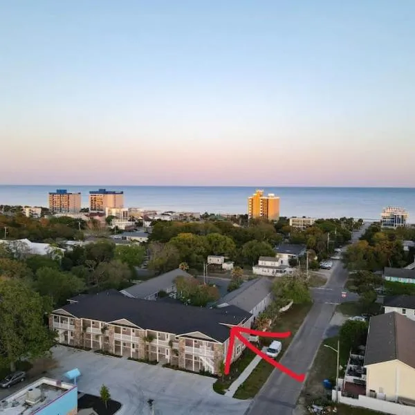 Lovely 4BR King Beds Steps To Beach And Pier H，位于默特尔比奇的酒店