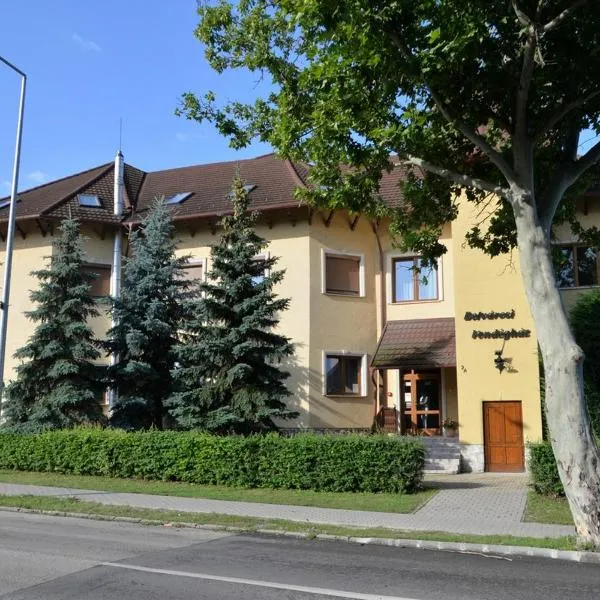 Belvárosi Vendégház，位于Bakonycsernye的酒店