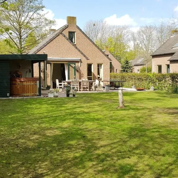 De Zingende Wilg, heerlijk huisje met Hottub，位于Ewijk的酒店