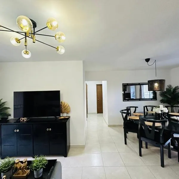 Beautiful Condo in La Romana with pool near Caleta Beach，位于拉罗马纳的酒店