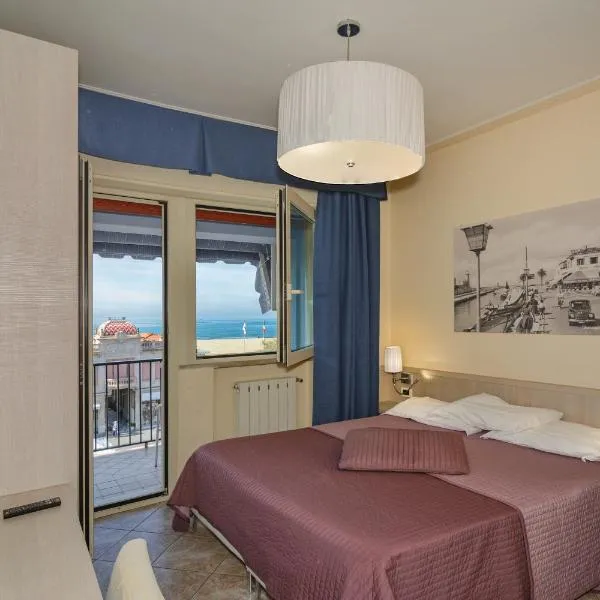 Hotel Bella Riviera Lungomare，位于维亚雷焦的酒店