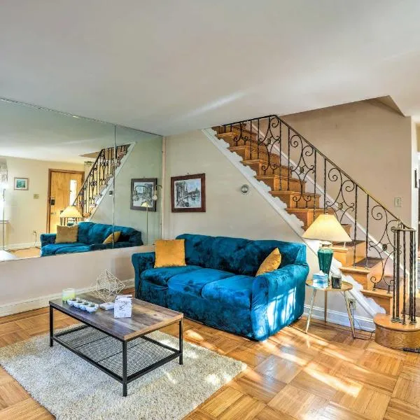 Yeadon Townhome with Porch, 7 Mi to Center City，位于Drexel Hill的酒店