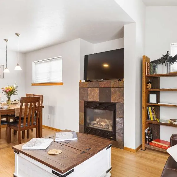 Heart of Bozeman Townhome with Patio Near MSU，位于博兹曼的酒店