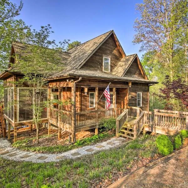 Lakefront South Carolina Abode with Deck and Boat Dock，位于Fair Play的酒店