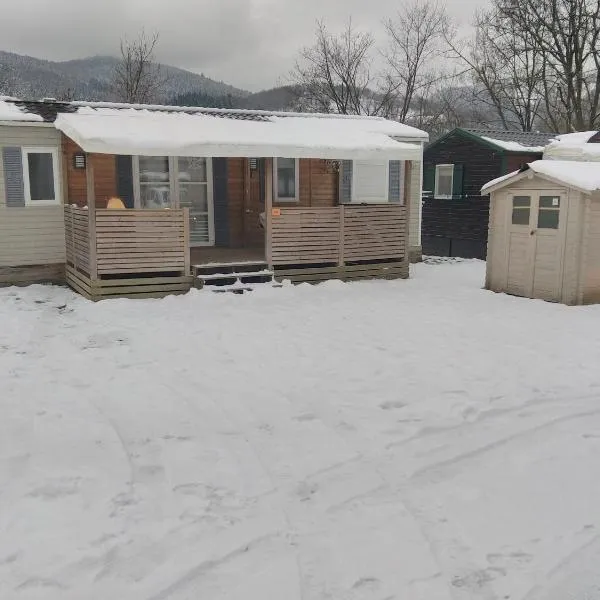 Grand Mobil Home 6 personnes climatisé avec 3 chambres et 2 salles de bains à Munster en Alsace，位于蒙斯特的酒店