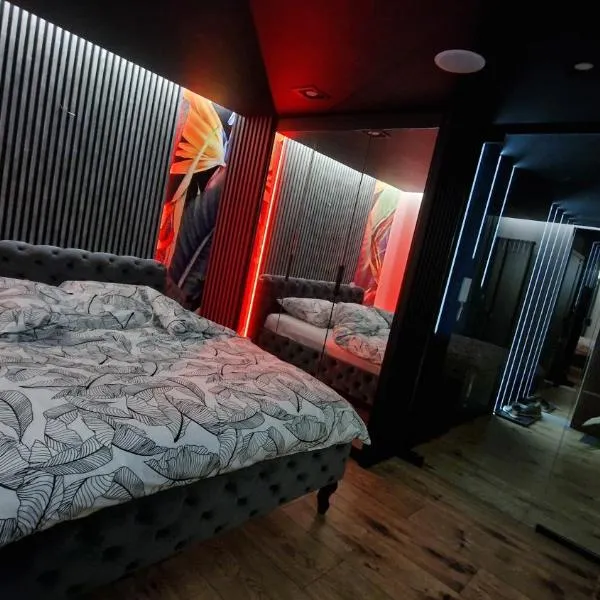 Apartament Czarna Perła z dużym tarasem NA Dachu 75m2 , PROJEKTOR ,garaż podziemny，位于凯尔采的酒店