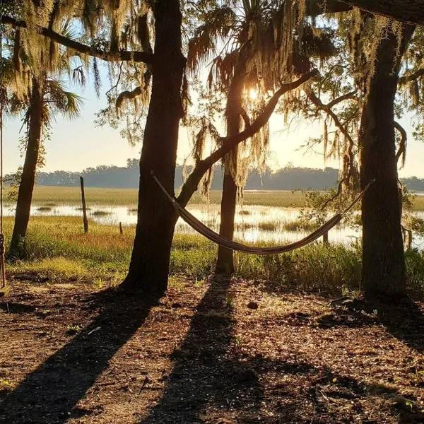 Secluded Tiny House by the Marsh with Hunting Island Beach Pass，位于Beaufort County Landing的酒店