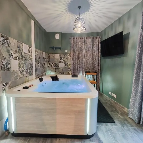 Jacuzzi privatif - Suite Amazonie - 1 ou 2 chambres，位于Chaumes-en-Brie的酒店