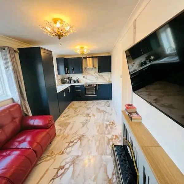 Modern 2 bedroom flat by Dover Port, Castle& Sea!，位于多佛尔的酒店