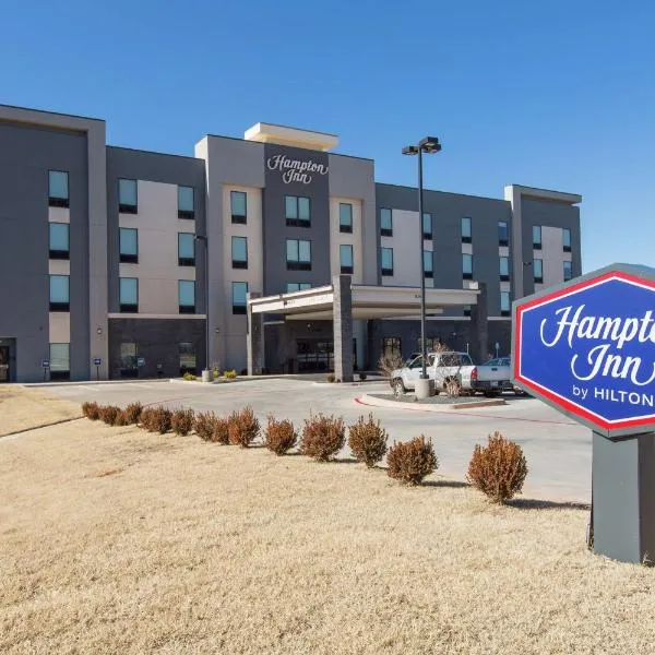 Hampton Inn Mustang，位于Mustang的酒店