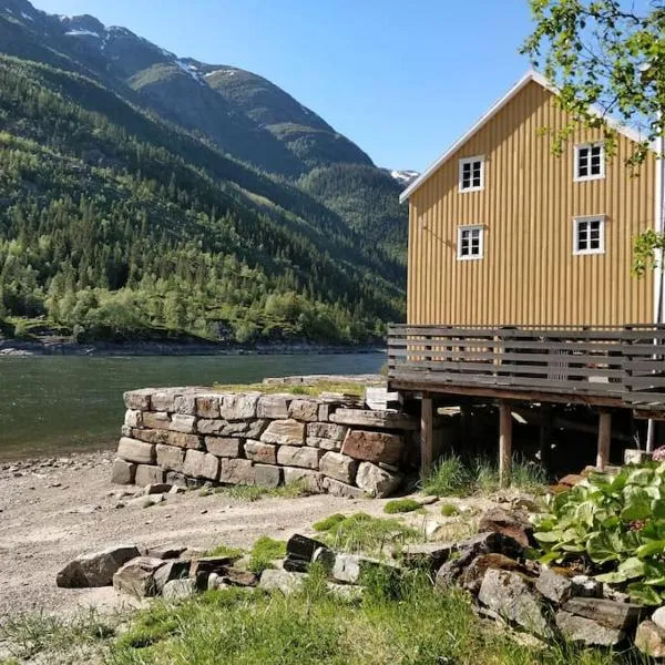 Sjøgata Riverside Rental and Salmon Fishing，位于莫舍恩的酒店
