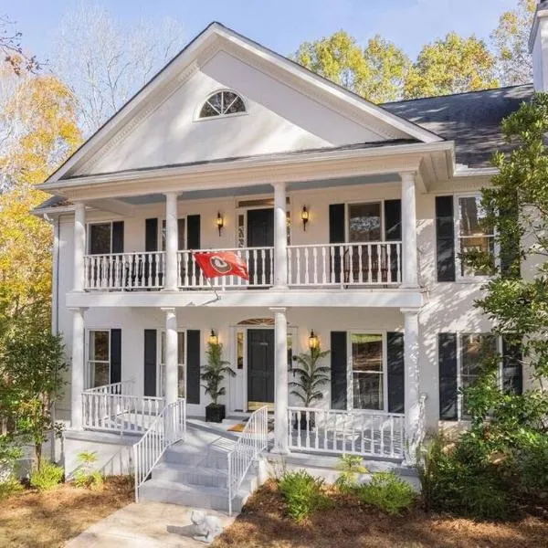 Large Luxury House, 4 King Beds & 21 Total, Hot Tub, Theater, Fireplace, Game Room, Ping-pong, Pool Table, Air Hockey, Arcade, River, Big Kitchen, Nice Porch, Quiet, Good for Families and Large Groups, Near UGA Golf Course, Close to UGA & Stanford Stadium，位于Watkinsville的酒店