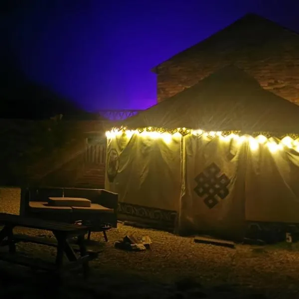 Yurt With View, TV, BBQ & firepit，位于West Barkwith的酒店