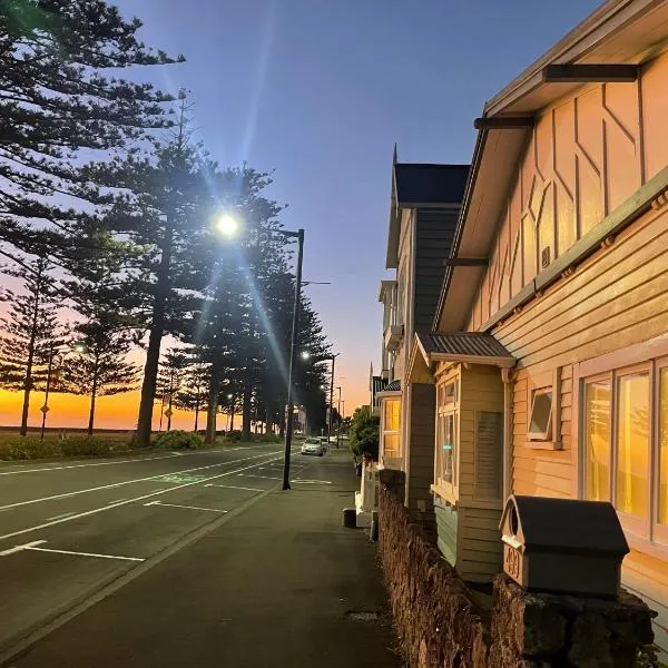 Beach Front Cottage Napier，位于纳皮尔的酒店