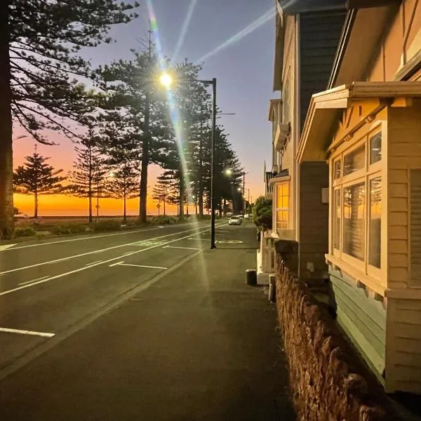 Beach Front Studio Napier，位于纳皮尔的酒店