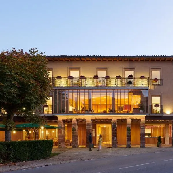 伊卡伦美食酒店，位于Fresneda de la Sierra Tirón的酒店