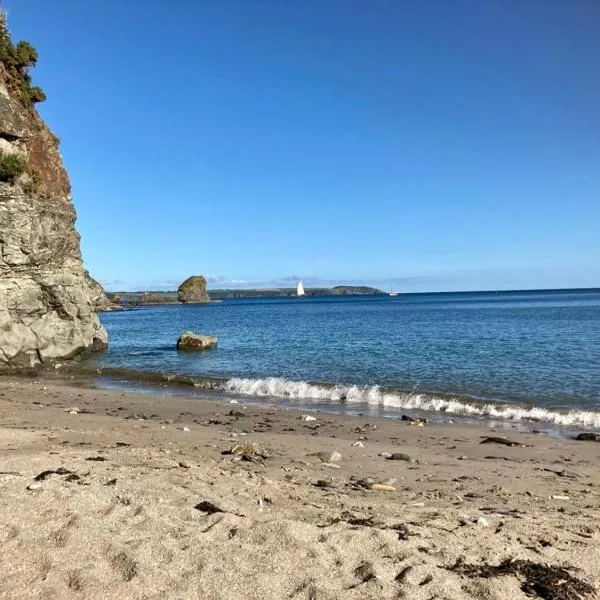 Stunning Apartment with Private Beach & Balconies，位于查尔斯敦的酒店