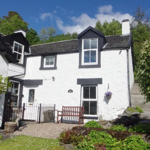 TwoStones Self Catering Cottage，位于Stronachlachar的酒店