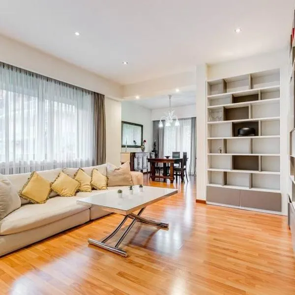 Exclusive Apartment in Eur Lake，位于罗马的酒店