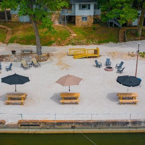 Lakeshore Fishing Cabin #3, Ramp, dock, fire pit，位于奥沙克湖的酒店