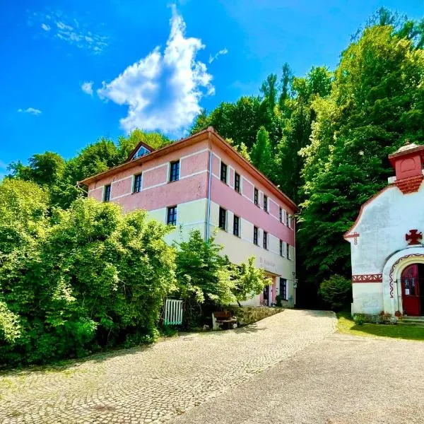 HARABURDI® Recyclart Hotel，位于Potštejn的酒店