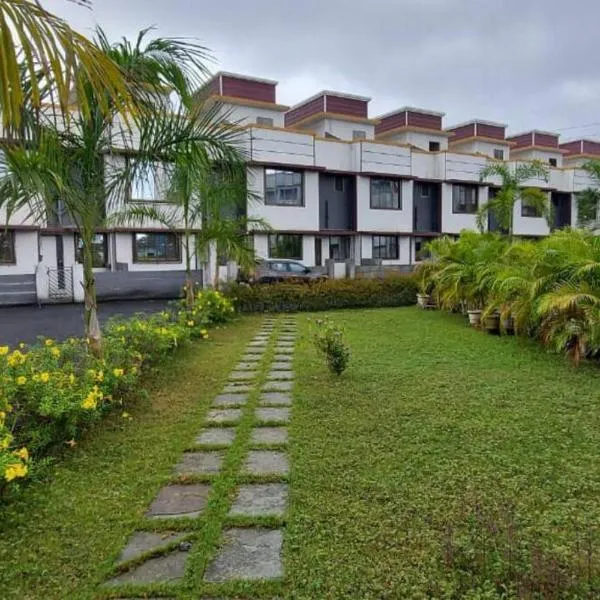 Vista Manor - 3 BHK with pool-1.5 hrs from Mumbai，位于Pālghar的酒店