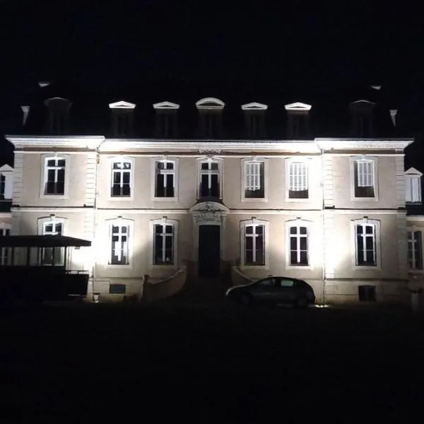 Château de la Bouchatte chambre les Roses，位于Chazemais的酒店