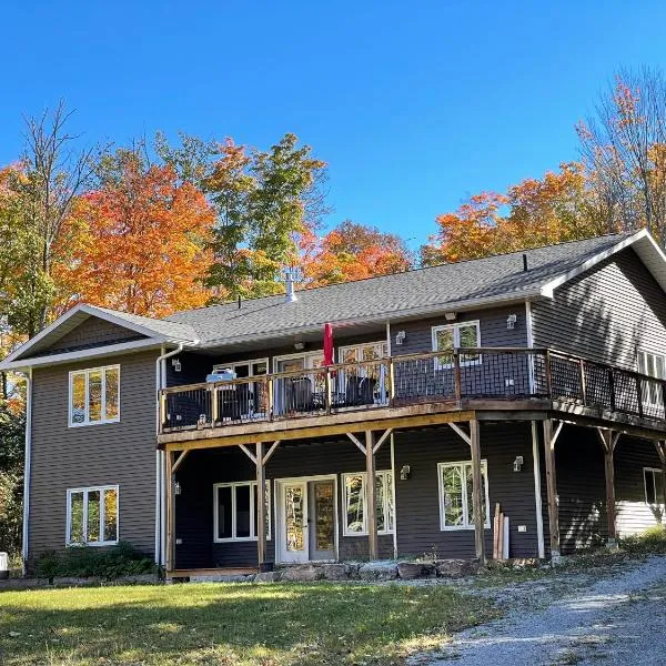 Mountain House in the Heart of Haliburton, Mins to Lake，位于哈里伯顿的酒店