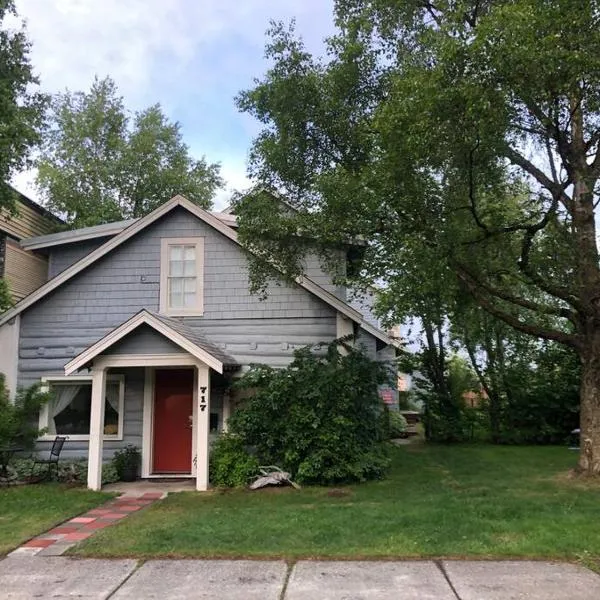 1915 Coastal Historical Log Home #1 Spot Downtown!，位于Eagle River的酒店