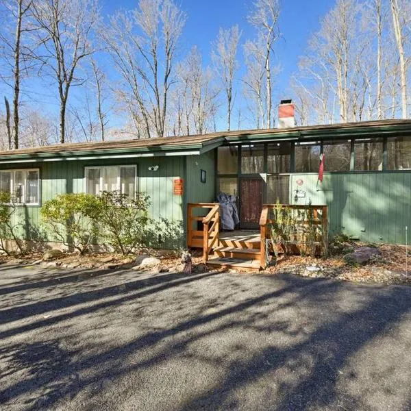 Pocono Pines, Lake Naomi 4 bedrooms, 2 full bath，位于Pocono Pines的酒店