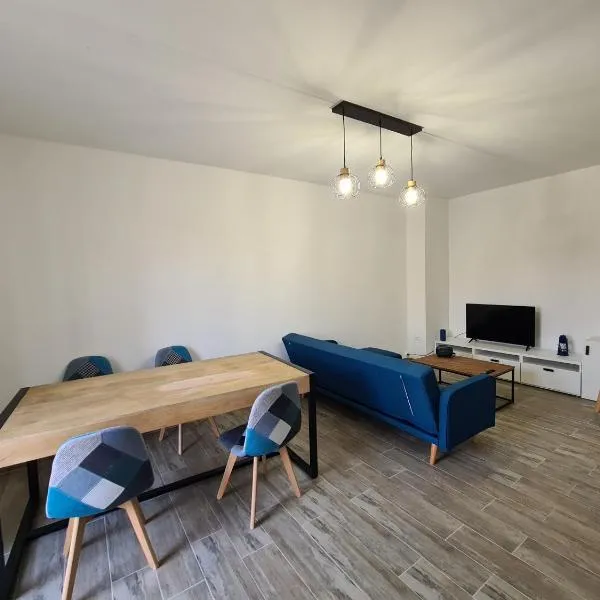 Appartement rénové indépendant avec garage au centre du village，位于圣弗洛朗的酒店