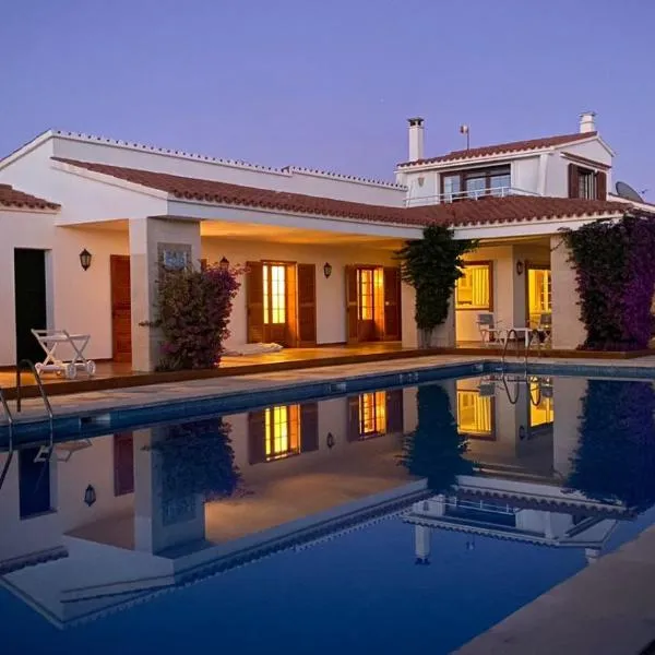 LA CALMA Espectacular villa con jardín y piscina en Menorca，位于萨尔加的酒店