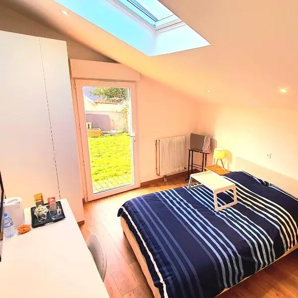 Chambre paisible chez l'habitant en rez de chaussée avec salle d'eau 10 min gare et centre ville，位于埃夫勒的酒店