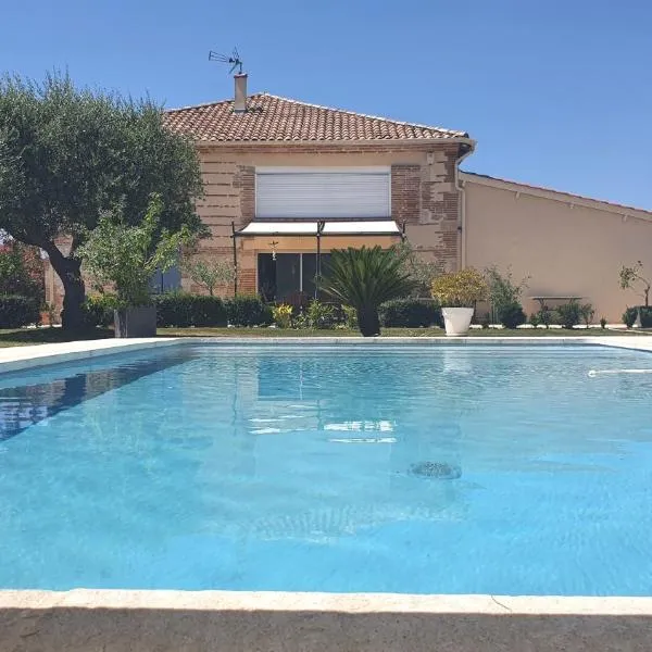 Gîte l'Oustal d'Adèle proche Canal du Midi et Moissac，位于Saint-Nicolas-de-la-Grave的酒店