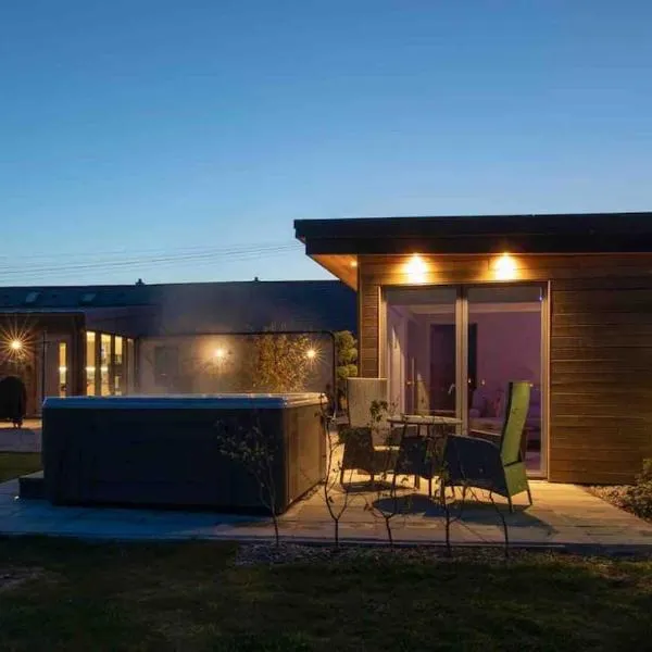 Amazing Cottage & detached Annex sleeps 8, Extra Deep Hot tub, Super Fast wifi, New for 2024 is the addition of Wood Fired Sauna，位于道格拉斯堡的酒店