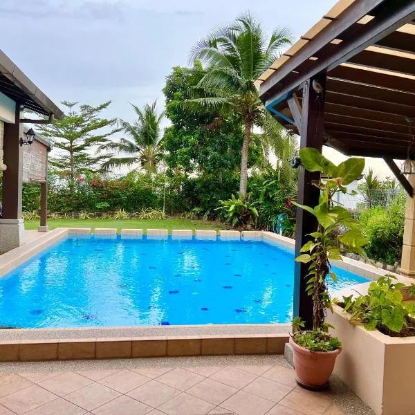 Melaka Beachfront Villa with Pool，位于Kampong Baharu Sungai Udang的酒店