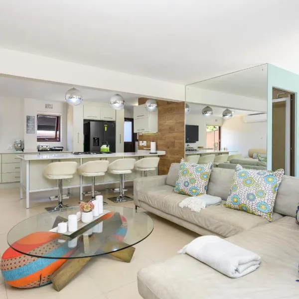 Luxurious Modern Villa at Upmarket Golf and Beach Estate，位于Marina Beach的酒店