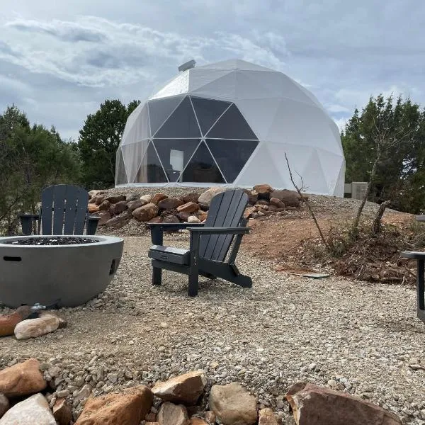 Canyon Rim Domes - A Luxury Glamping Experience!!，位于蒙蒂塞洛的酒店