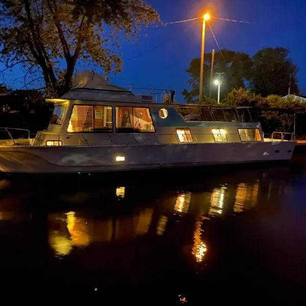 The Lily Pad Boatel Houseboat，位于Savanna的酒店