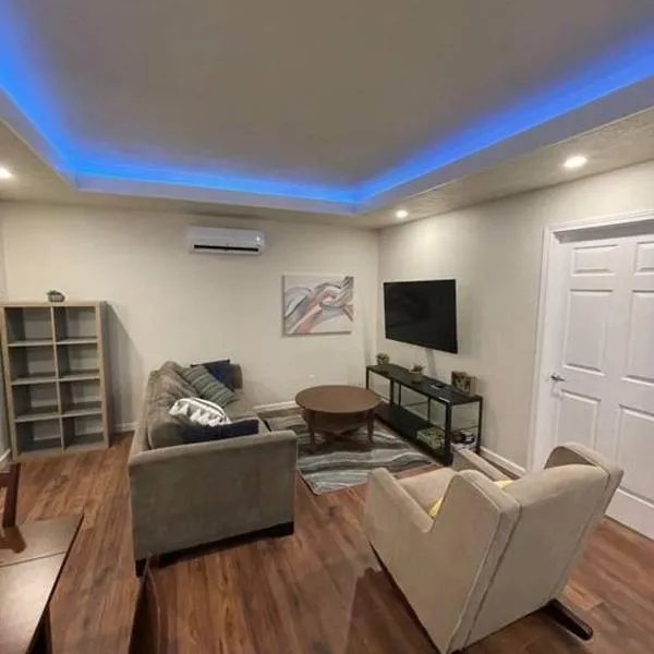 Brand New 2BR CUTE Blue LED in North Fresno，位于弗雷斯诺的酒店