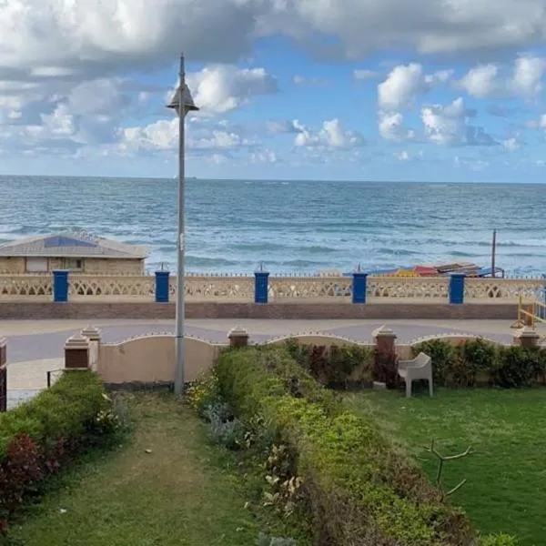 Renovated super Lux Apartment Chalet Direct sea view 2 bed rooms Al Mamourah شاليه الترا لوكس شاطىء المعموره دور اول على البحر مباشره مع كارنيهات الدخول طوال السنه و الشاطىء الخاص من اول مايو لنهايه اكتوبر للعائلات فقط，位于亚历山大的酒店